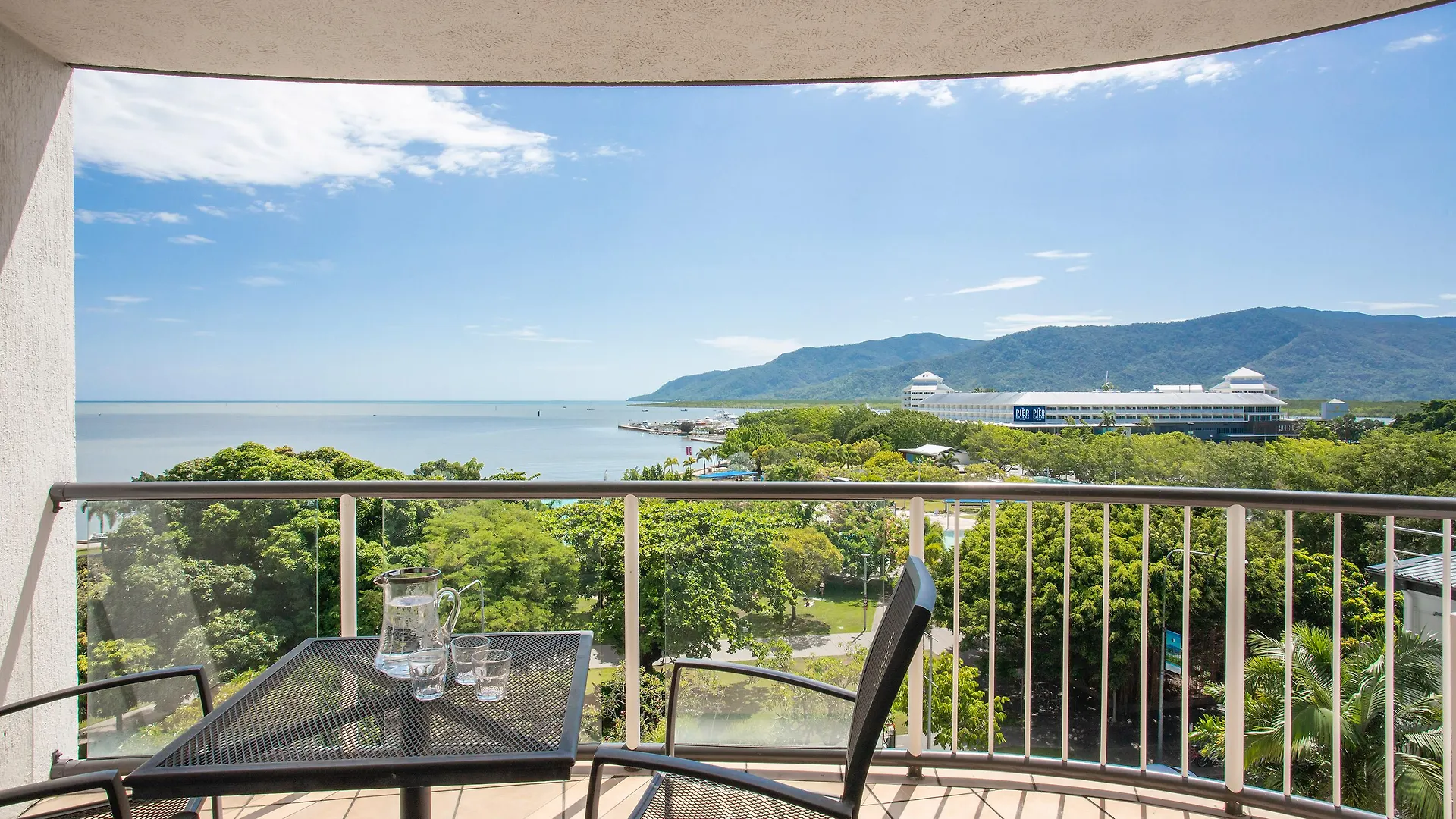****  Breakfree Royal Harbour Aparthotel Cairns Australien